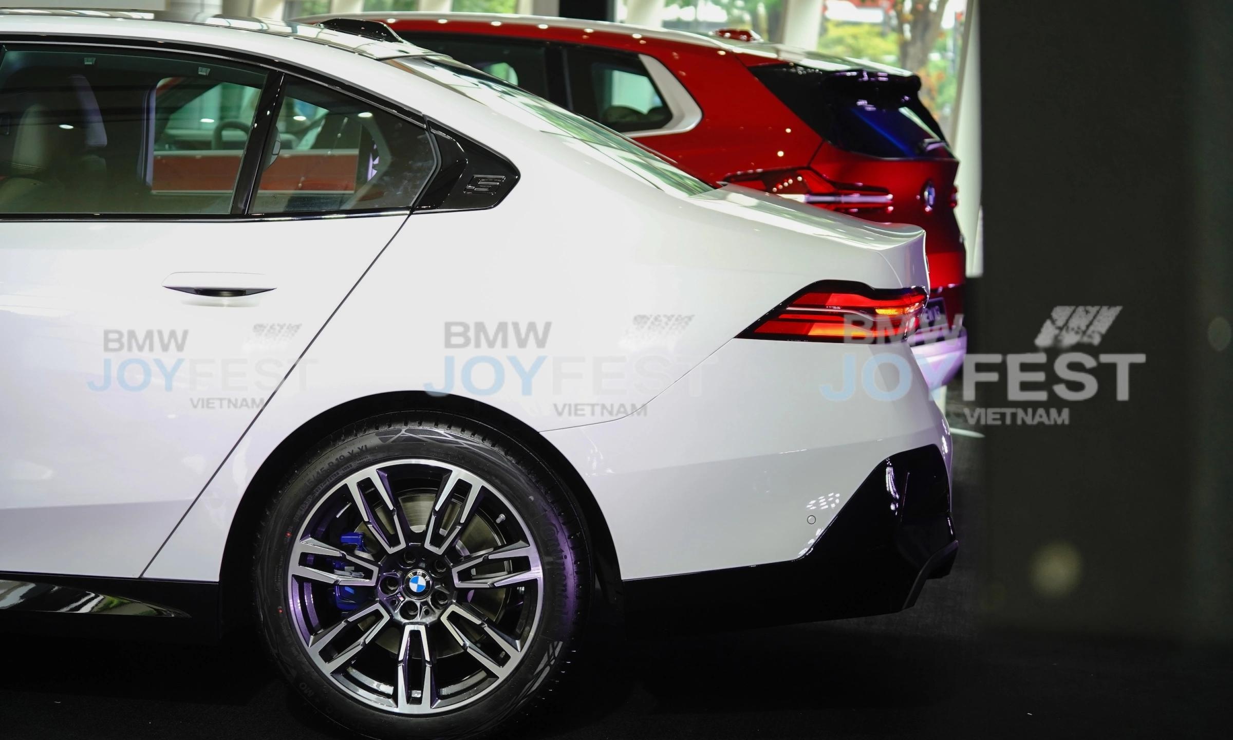 Đánh giá xe BMW 5 Series tháng 02/2026: Giá Lăn Bánh, Thông Số & Ưu Nhược Điểm