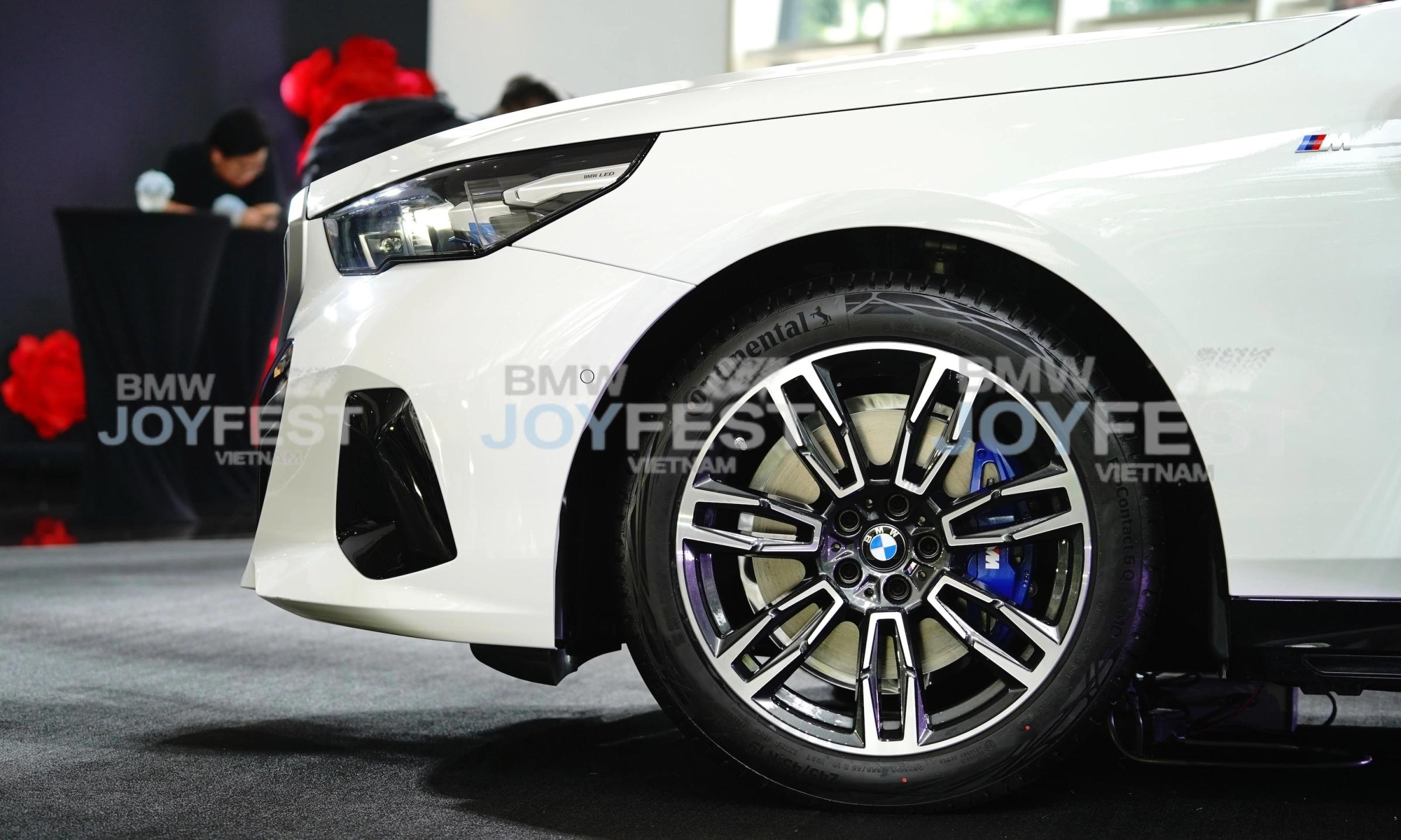 Đánh giá xe BMW 5 Series tháng 02/2026: Giá Lăn Bánh, Thông Số & Ưu Nhược Điểm