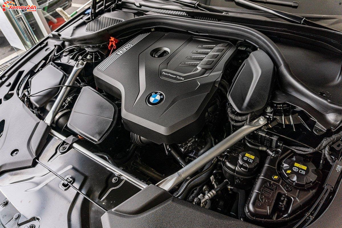 Động cơ BMW 530i 2021 vận hành mạnh mẽ